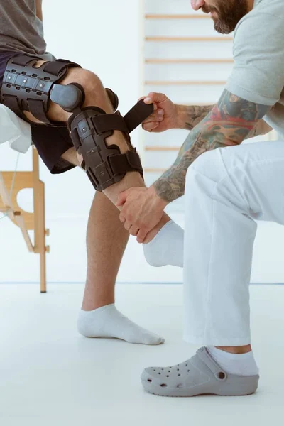 Yararlı Profesyonel Fizyoterapist Hastanın Ilk Kez Ortoza Girmesine Yardımcı Olur — Stok fotoğraf