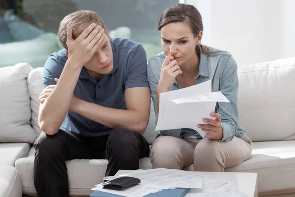 Pareja Casada Estresada Que Parece Frustrada Sin Dinero Para Pagar —  Fotos de Stock