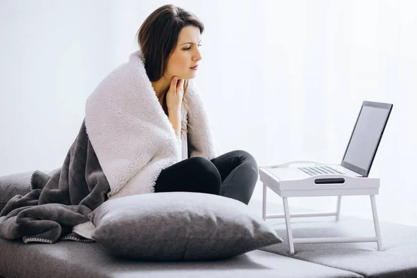 Sick Woman Flue Sitting Home Consulting Her Doctor Internet Conversation — Stock Photo, Image