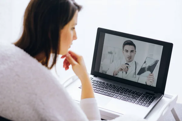 Beau Médecin Expliquant Les Résultats Examen Médical Son Patient Sur — Photo