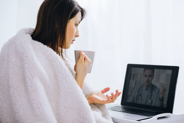 Genç Bir Kadın Internet Üzerinden Bir Doktora Hastalığının Belirtilerini Anlatıyor — Stok fotoğraf