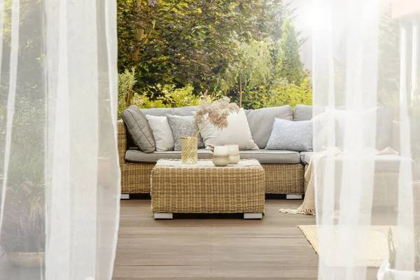 Gemütliche Veranda Mit Holzboden Couchtisch Und Bequemem Sofa — Stockfoto