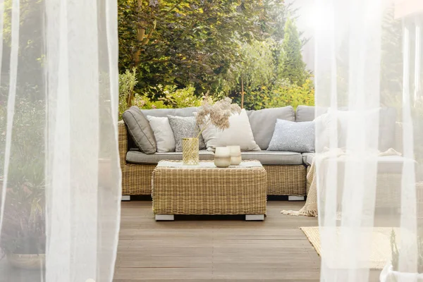 Gezellige Veranda Met Houten Vloer Salontafel Comfortabele Bank — Stockfoto