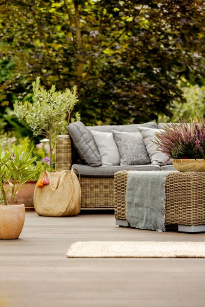 Gemütliche Gestaltung Der Großen Terrasse Mit Holzboden Und Modernen Möbeln — Stockfoto