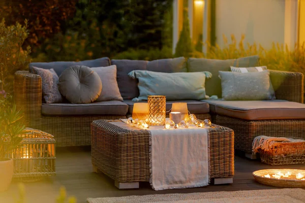 Abend Auf Einer Modern Gestalteten Gemütlichen Terrasse Mit Sofa Und — Stockfoto