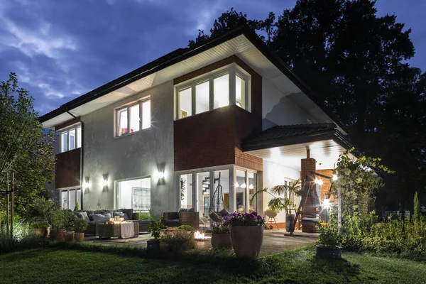 Großes Modernes Haus Mit Veranda Herbstabend Beleuchtet — Stockfoto