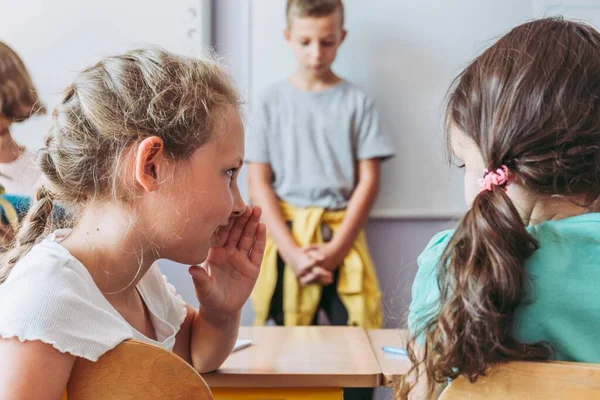 Twee Jonge Meisjes Roddelen Tijdens Les Droevige Jongen Die Bij — Stockfoto