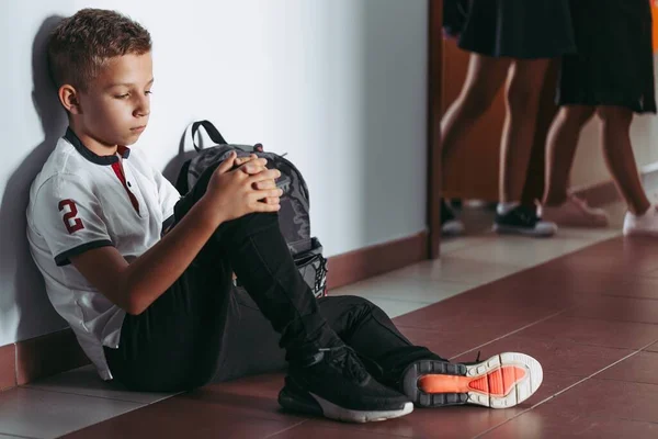 Jonge Zielige Eenzame Jongen Zit Alleen Een School Gang — Stockfoto
