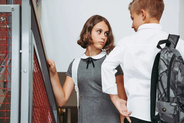 Fiatal Lány Egy Fiú Nézik Egymást Ahogy Sétálnak Iskola Folyosóján — Stock Fotó