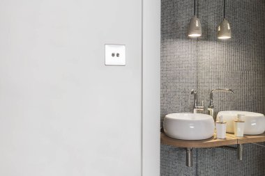 İki lavabo ve lambayla dolu şık banyo iç tarafında boş bir duvar.