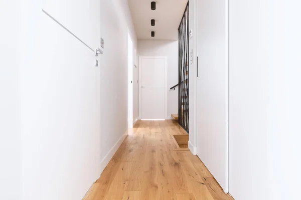 Kapalı Kapıları Parlak Ahşap Zemini Olan Boş Beyaz Koridor — Stok fotoğraf