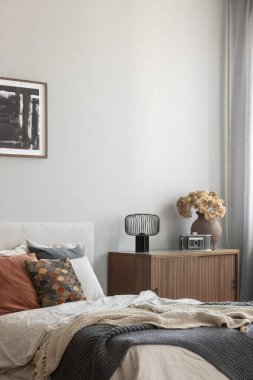 Vintage ahşap dolap trendy yatak odası iç yastık ve battaniye ile kral yatak yanında