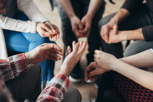 Primo Piano Delle Mani Delle Persone Sedute Cerchio Durante Una — Foto Stock