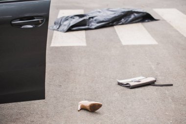 Ölümcül araba kazasından sonra sokakta giyilen kıyafetler.
