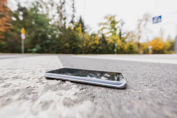 Närbild Telefonen Förlorade Ett Övergångsställe — Stockfoto