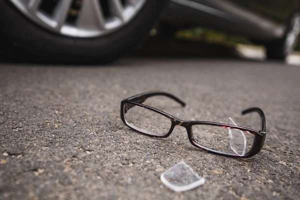 Gros Plan Sur Les Lunettes Cassées Près Voiture — Photo