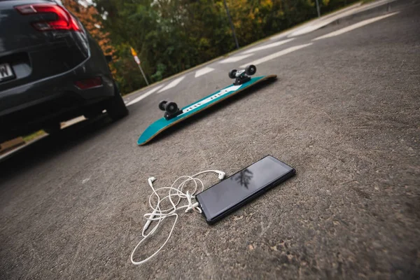 Skateboard Und Handy Nach Kollision Mit Auto — Stockfoto