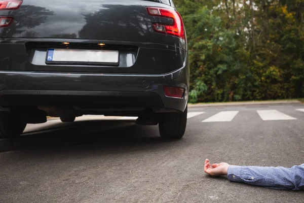 Skadad Man Liggande Gatan Bredvid Bilen — Stockfoto