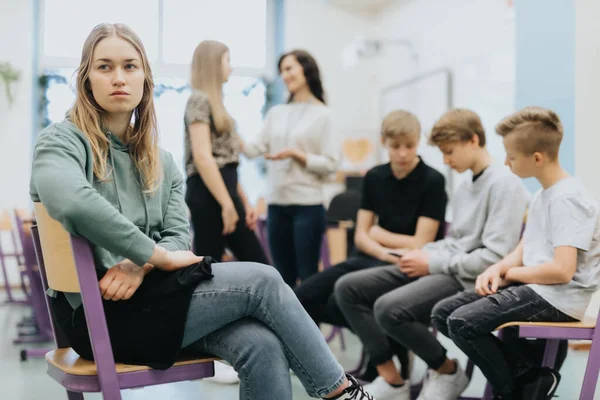 Behoorlijk Attent Tienermeisje Zit Naast Een Groep Tijdens Buitenschoolse Activiteiten — Stockfoto