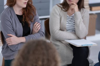 Terapi seansında birbirlerine destek olan bir grup kadın.