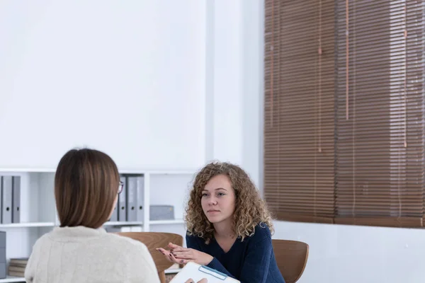 Professionelle Beraterin Und Frau Die Während Der Therapie Depressionen Leidet — Stockfoto