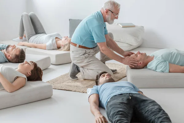 Terapeuta Edad Avanzada Que Ayuda Paciente Una Sesión Terapia Bioenergética — Foto de Stock