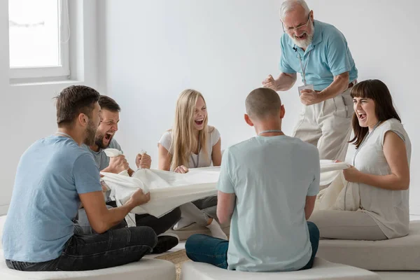 Gruppe Mennesker Der Udtrykker Deres Følelser Sammen Terapien Session - Stock-foto