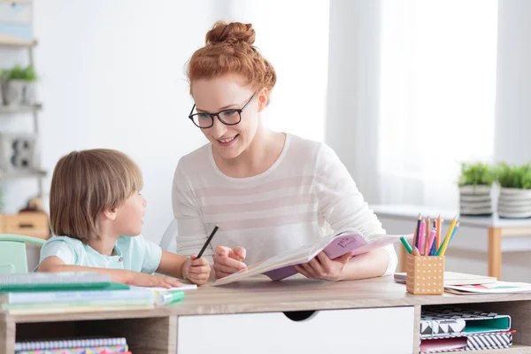 Glückliche Mutter Und Lächelnder Sohn Bei Den Hausaufgaben Schreibtisch — Stockfoto