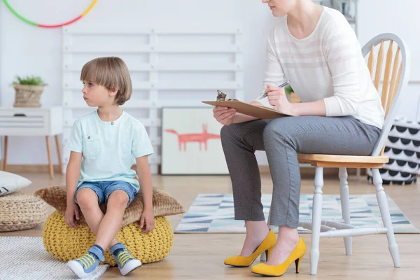 Garçon Autiste Assis Côté Psychothérapeute Lors Une Réunion École — Photo