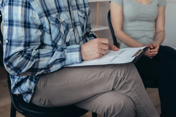 Hombre Con Una Camisa Azul Cuadros Pantalones Grises Sienta Una — Foto de Stock