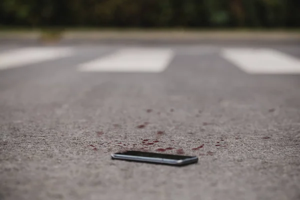 Telepon Kiri Setelah Kecelakaan Jalan Berdarah — Stok Foto