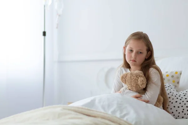 Samotny Smutny Dzieciak Siedzi Szpitalnym Łóżku Przed Operacją — Zdjęcie stockowe