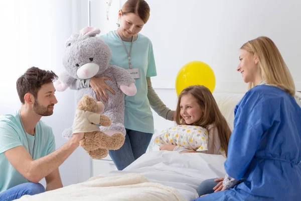 愛する家族を訪問する小さな病気の女の子でザ病院 — ストック写真