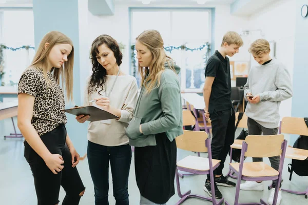 Elegante Insegnante Piedi Con Pad Nero Spiega Qualcosa Gruppo Adolescenti — Foto Stock