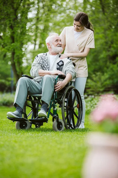 坐在轮椅上的老人在专业疗养院花园 — 图库照片