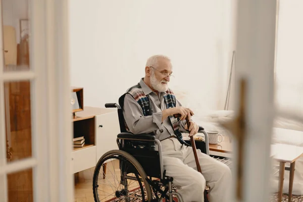 老人は家の車椅子に座って — ストック写真