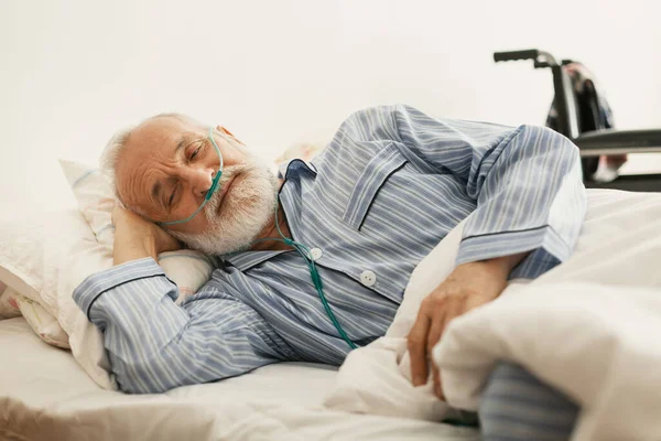 Starszy Chory Człowiek Maską Tlenową Leżący Szpitalnym Łóżku — Zdjęcie stockowe