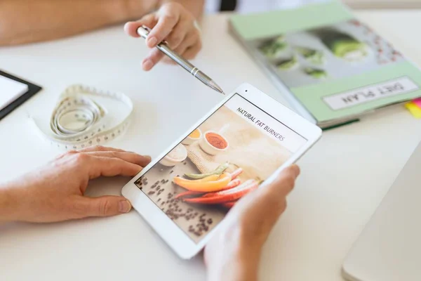 Nutricionista Apresentando Queimadores Gordura Naturais Para Seu Cliente — Fotografia de Stock