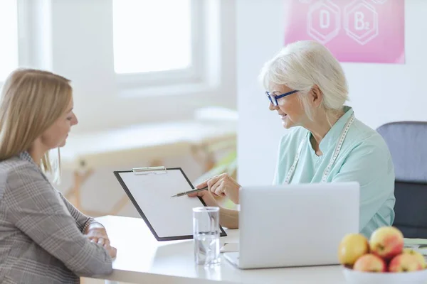 Une Nutritionniste Âgée Présente Régime Jeune Patiente — Photo