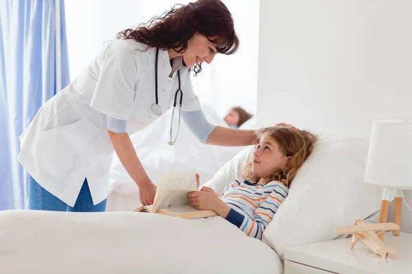 Cuidar Jovem Enfermeira Cuidando Pouco Doente Menina — Fotografia de Stock