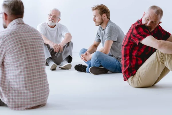 Hassas Yüz Yüze Paylaşıma Vurgu Yapan Terapi Erkekler Için Zorluklar — Stok fotoğraf
