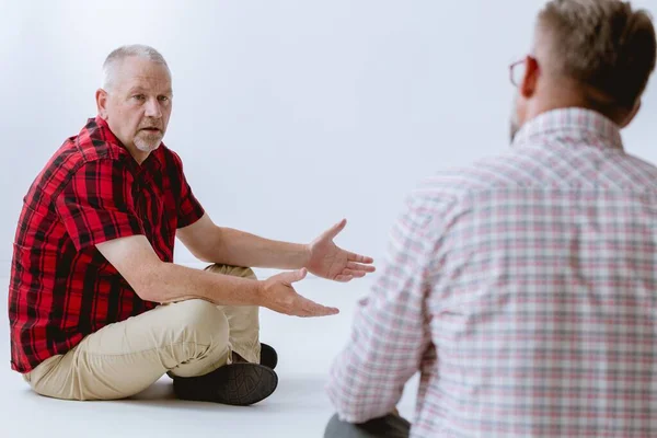 Triste Homem Idoso Cinzento Sentado Chão Durante Psicoterapia Grupo Para — Fotografia de Stock