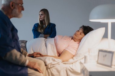 Son sınıf öğrencisi, ölümcül hasta karısının yanında hastane yatağında yatıyor.