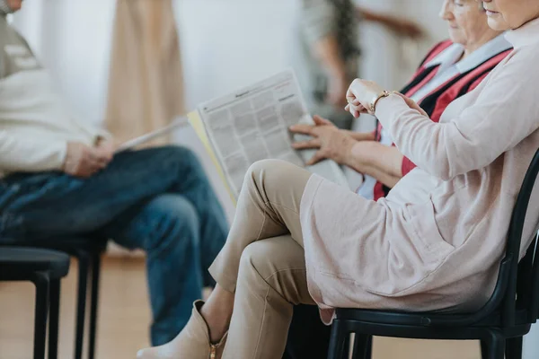 Seniorin Schaut Auf Uhr Die Arztpraxis Schlange Steht — Stockfoto