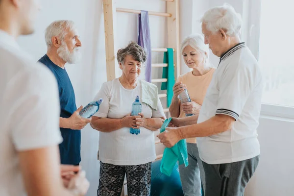 Seniorengruppe Trifft Sich Der Turnhalle Zum Gemeinsamen Turnen — Stockfoto