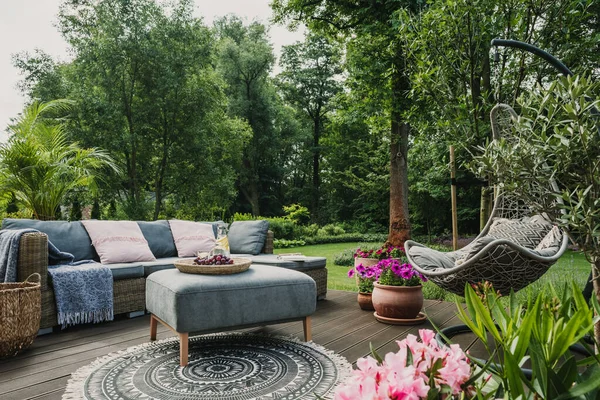 Meubles Élégants Sur Terrasse Bois Dans Beau Jardin Vert — Photo