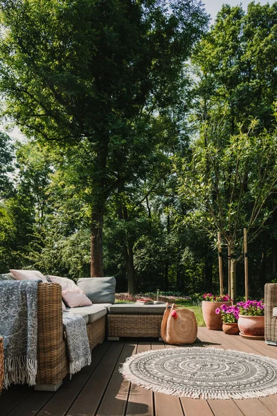 Elegante Mobiliário Jardim Terraço Casa Suburbana — Fotografia de Stock