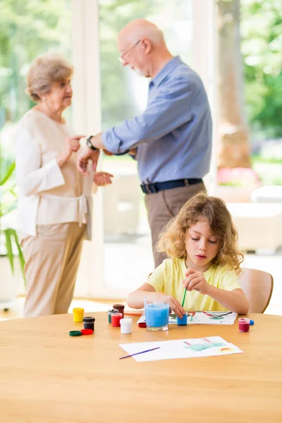 Lindo Niño Pequeño Sentado Mesa Pintando Cuadro Para Abuelo Abuela —  Fotos de Stock