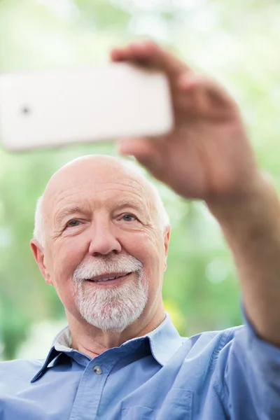 Uroczy Dziadek Robi Sobie Selfie Telefonem Komórkowym — Zdjęcie stockowe