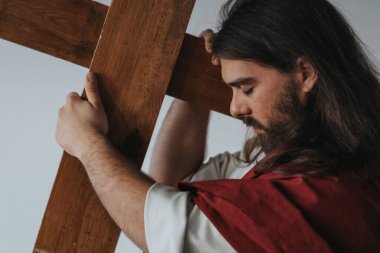 İsa 'nın çarmıhta çarmıhını taşırken ki resmi.